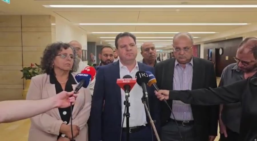 איימן עודה בצאתו מהפגישה