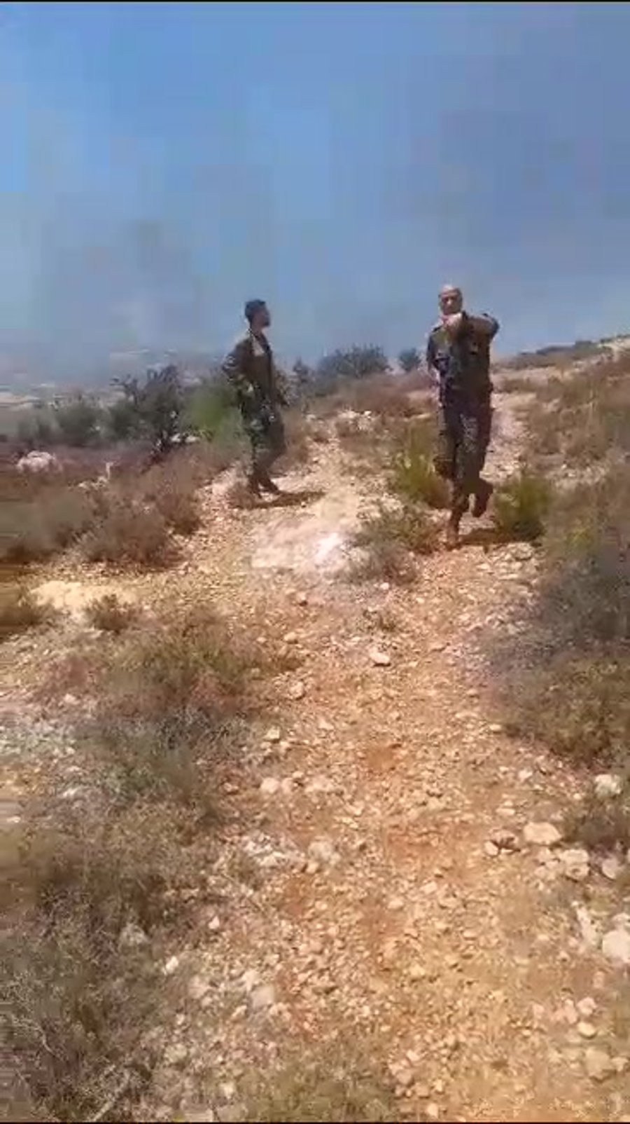 מחט בנימין מכוון רובה לעבר תושבים