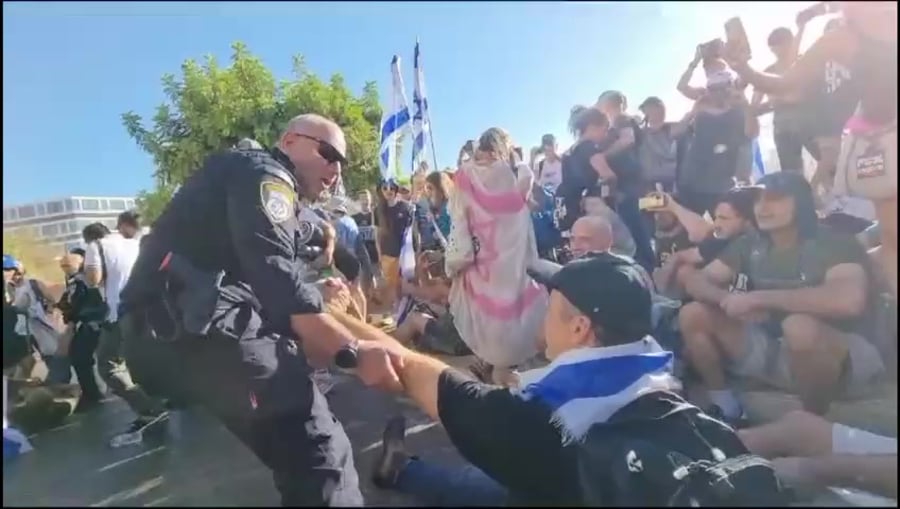 מפגינים חוסמים את הכנסת