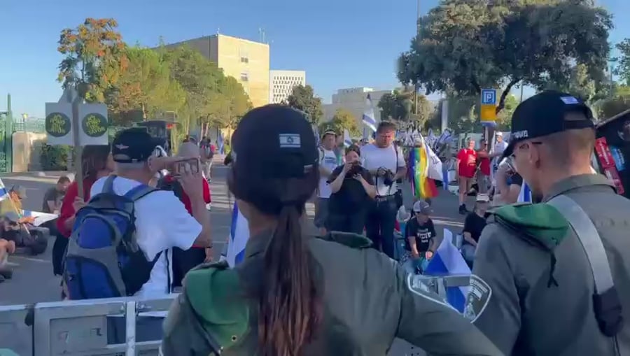 מפגינים מנסים לחסום את הכנסת