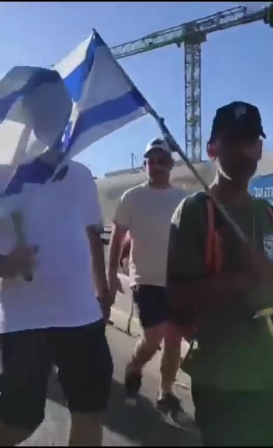 מפגינים מנפצים שמשה