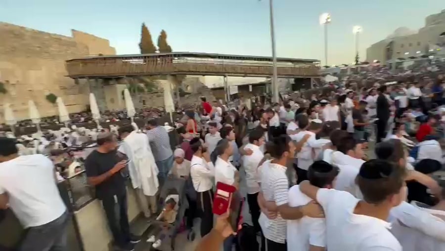 שירה בכותל ב