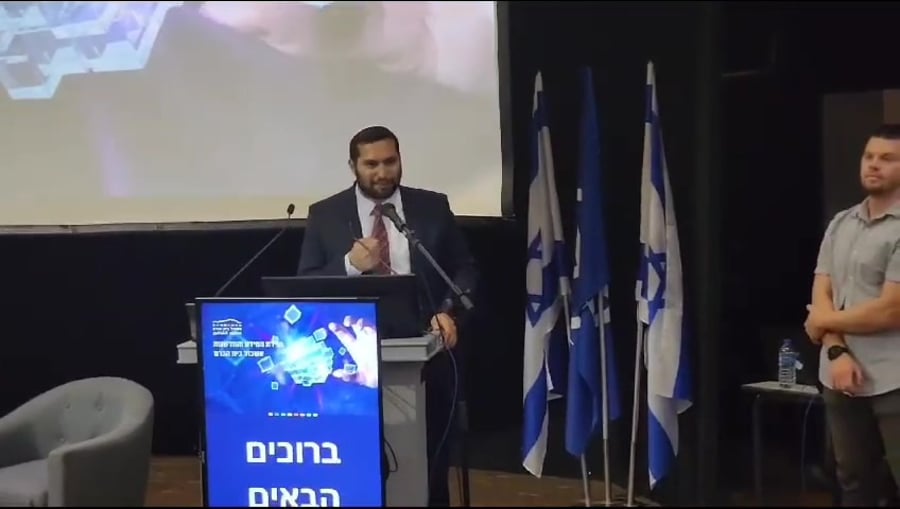 מפגין קורא נגד השר וסארלוף
