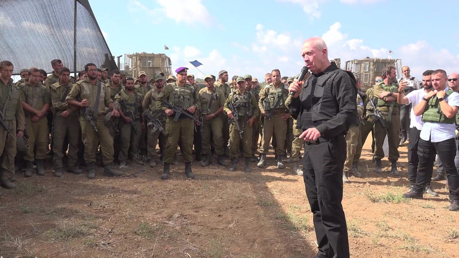 שר הביטחון בשיח עם לוחמים צילום אלעד מלכה