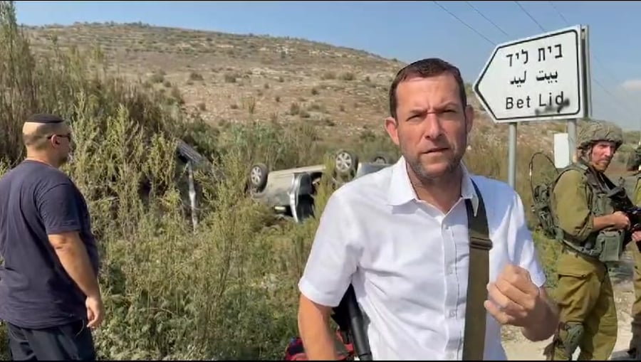 יוסי דגן בזירת הפיגוע