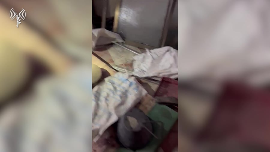 מציאת אמל"ח בתיקים של אונר"א (צילום: דובר צה"ל)