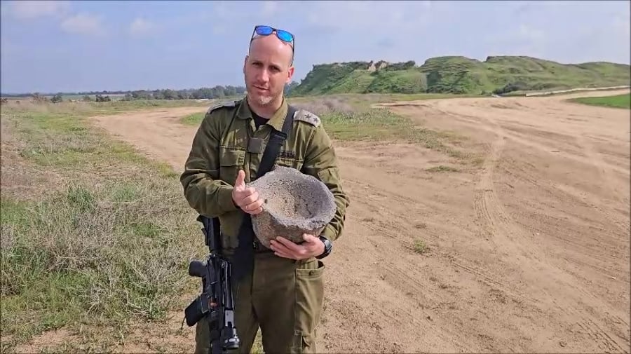 1.ארכיאולוג רשות העתיקות סאל במיל. יאיר עמיצור עם המכתש שמצא בעוטף. צילום שרה טל רשות העתיקות