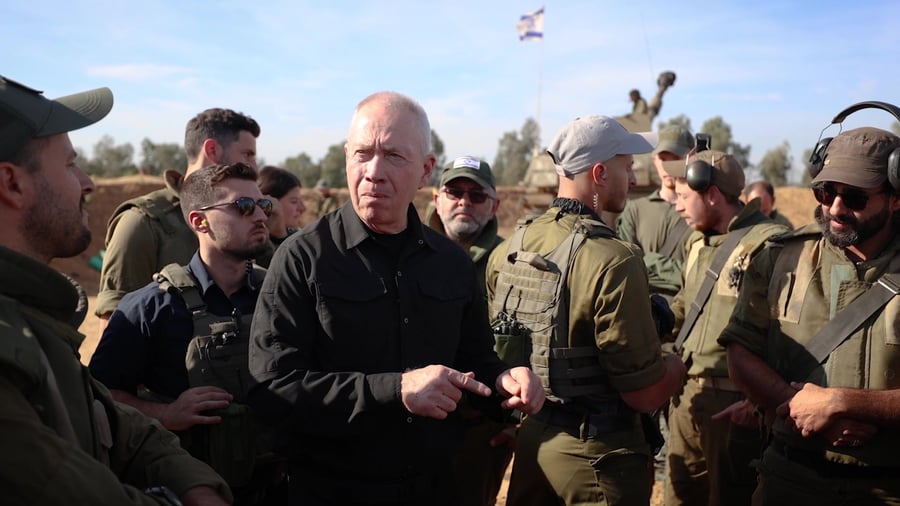 שר הביטחון בסוללת תותחנים 8.1 צילום- שחר יורמן