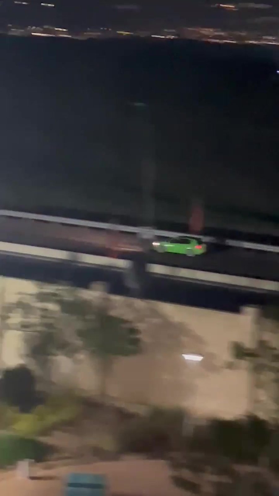 רכב משמיע קולות ירי