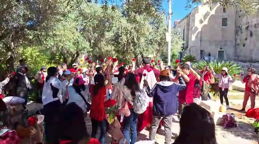 אינדונזים במערת המכפלה