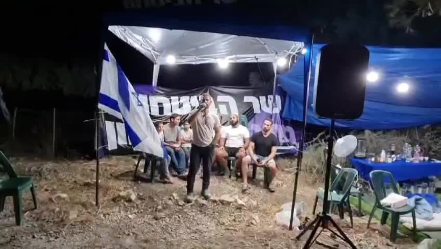 מחאה מול בית גלנט