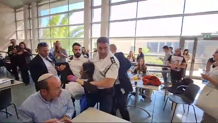 מושלכים החוצה