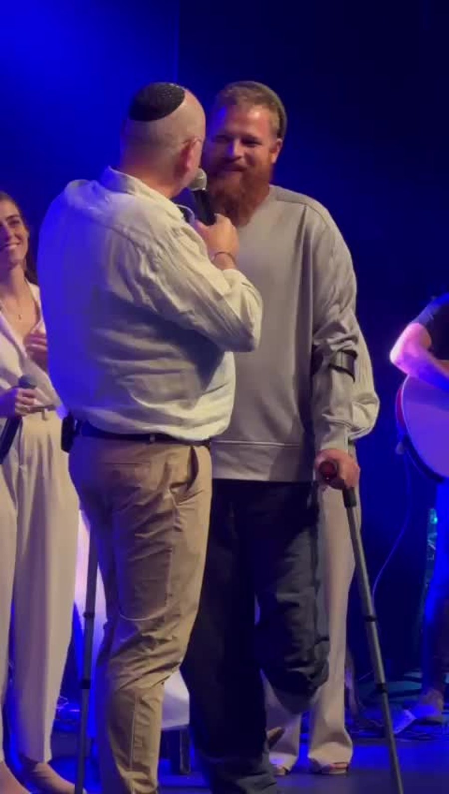פצוע מדליק' נרות חנוכה