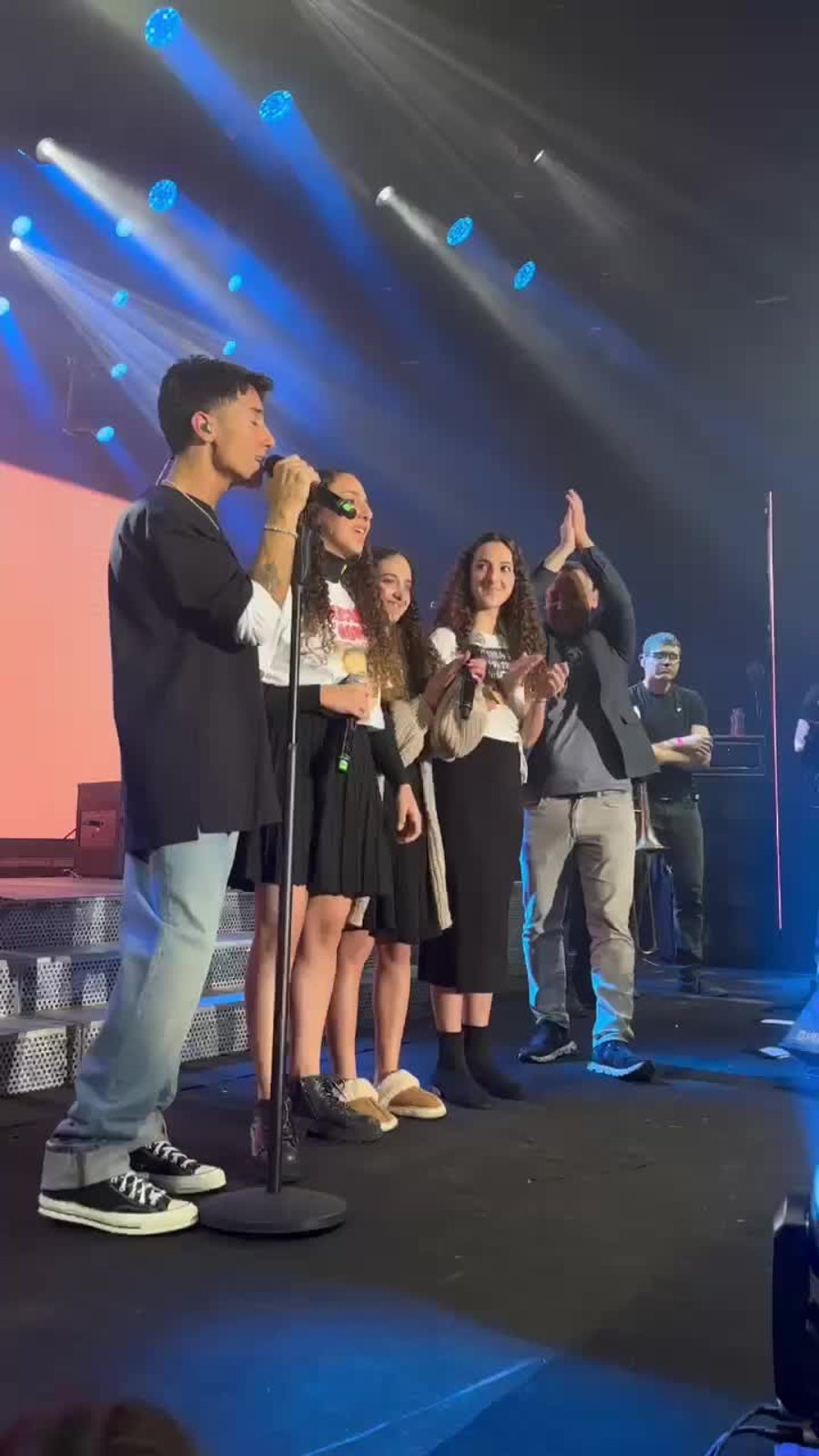 משפחת שרעבי שרה 'יבואו ימים אחרים' עם הראל סקעת