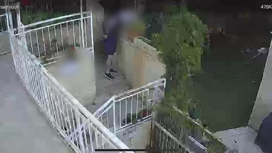 תיעוד הפריצה לבית | צילום: דוברות המשטרה