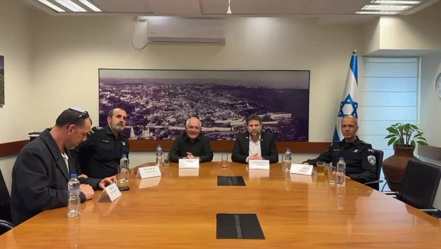 סמוטריץ' כץ והמפכל לאחר החתימה על הסכם שכר השוטרים