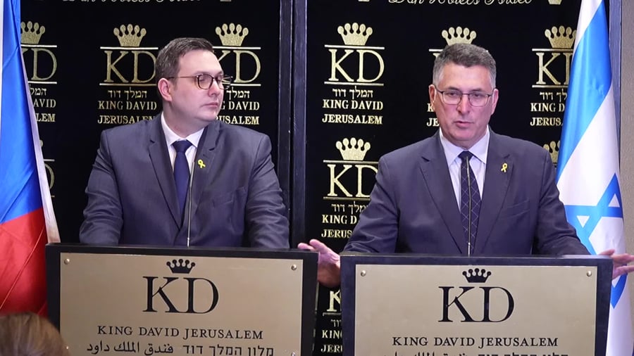 שה״ח סער עם שה״ח הצ׳כי מתייחס למתווה לשחרור החטופים