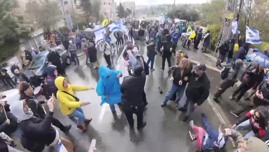 יאיר גולן נזרק לכביש