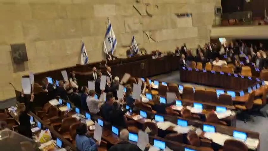 האופוזיציה עם תמונות החטופים במליאה