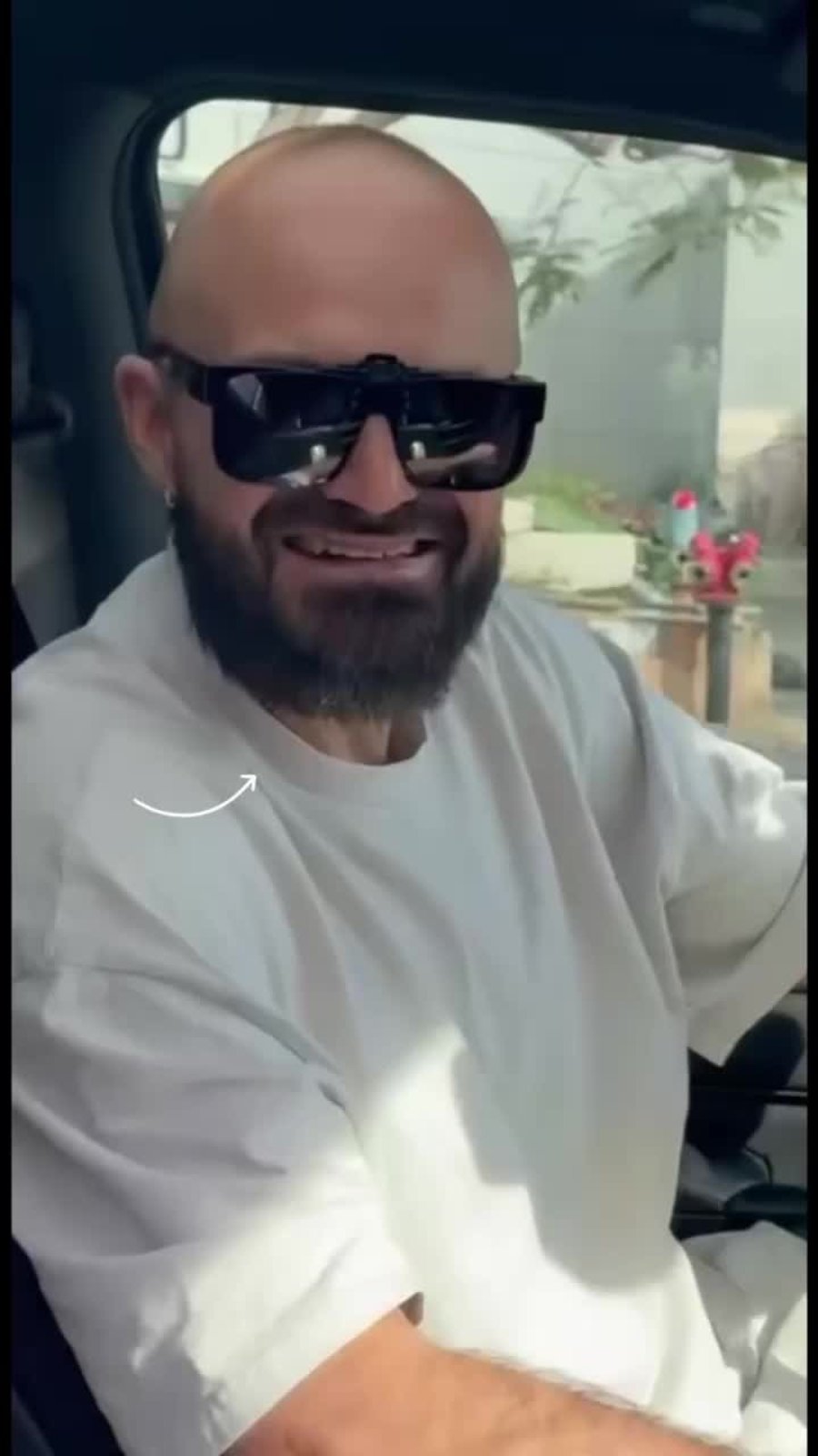 אברהם טל ושלום מיכאלשווילי נפגשים לשמוע יחד את השיר החדש ׳ישתבח׳ בפעם הראשונה (צילום יחצ)