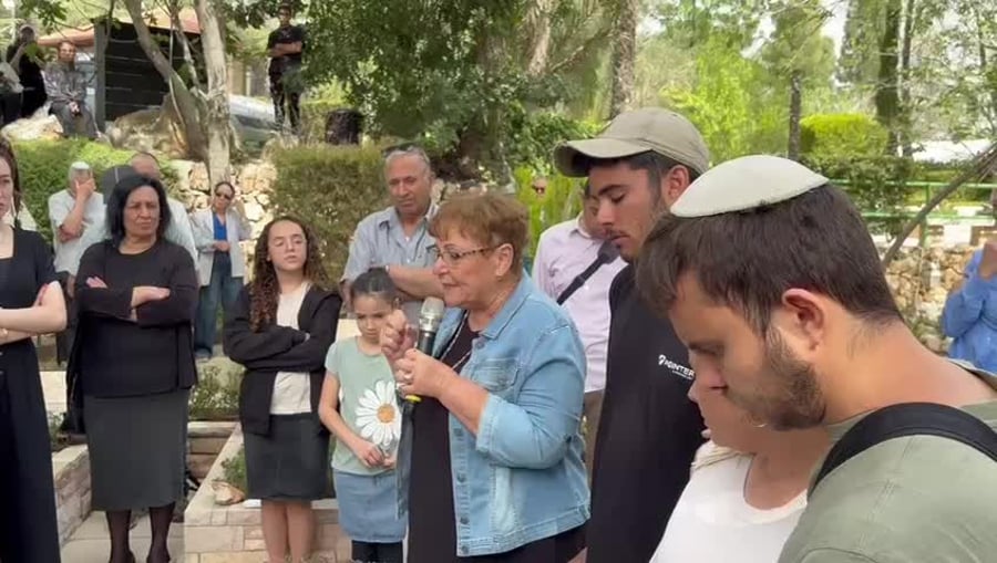 מרים פרץ באזכרת 15 שנה לאלירז