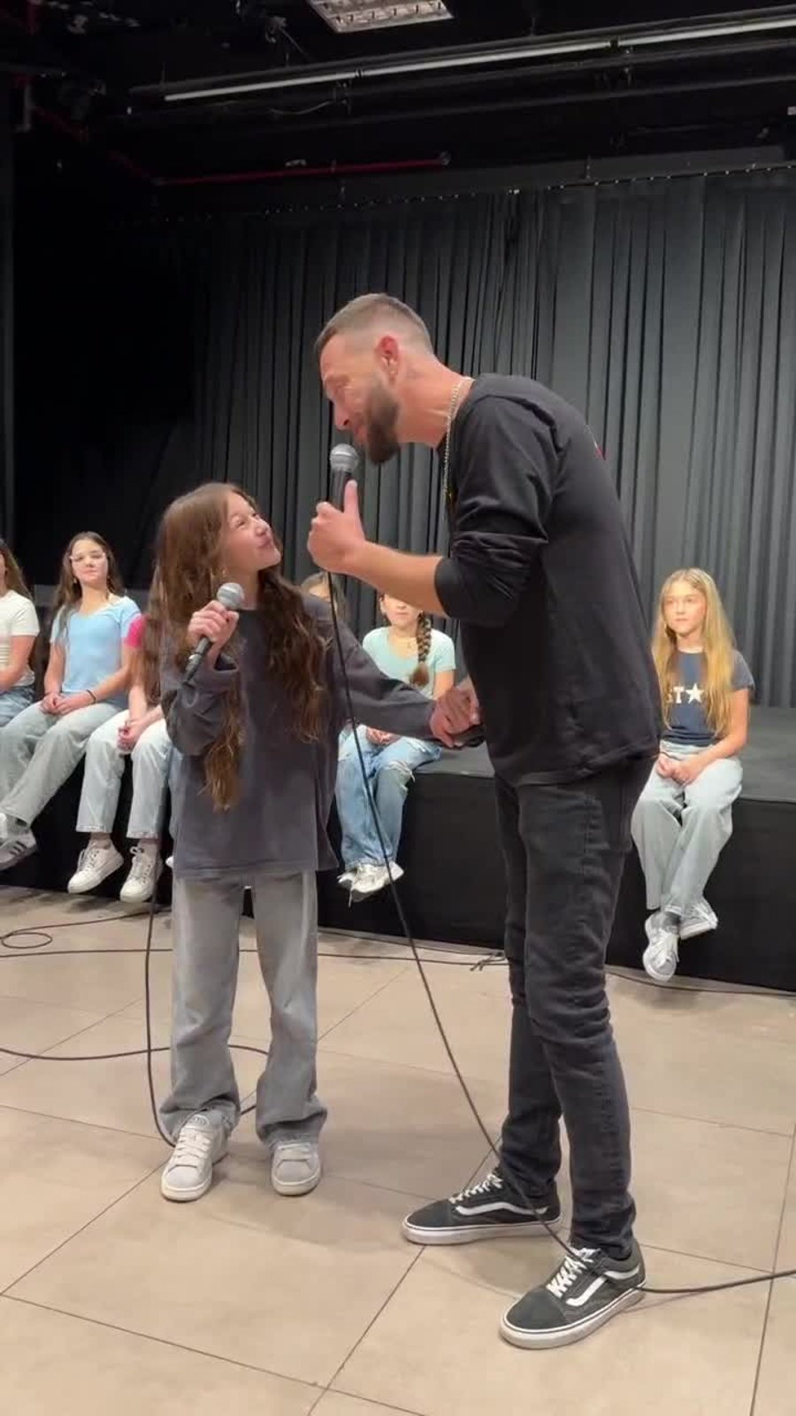 מתוך החזרות לאנני (צילום אדם רידר)