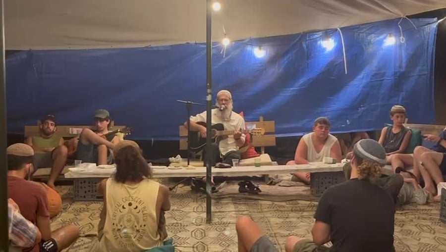 שרים ומנגנים בזולה עם הרב אייל יעקבוביץ, ראש הישיבה (צילום: ישיבת ההסדר צפת)