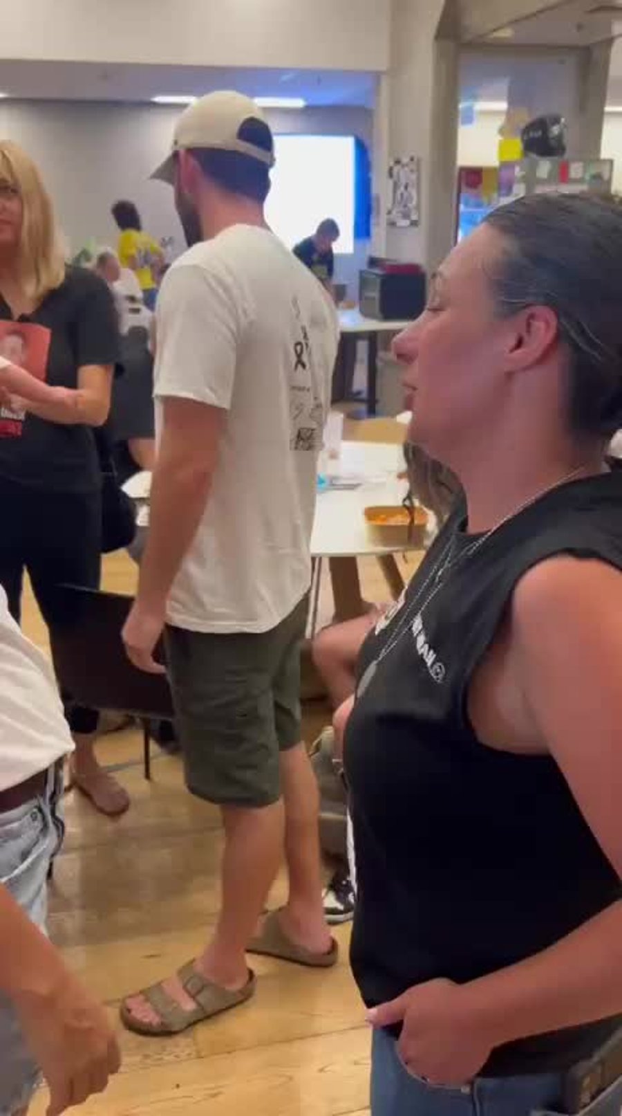 גל גדות במטה משפחות החטופים (צילום מטה משפחות החטופים)