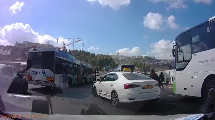 נהג מונית מחלץ אישה מבוגרת
