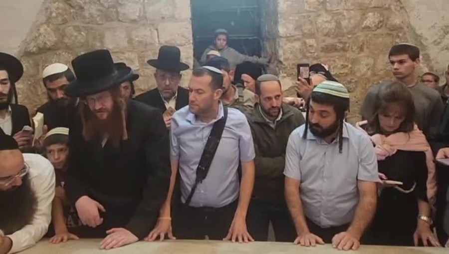 צבי סוכות ויוסי דגן בקבר יוסף