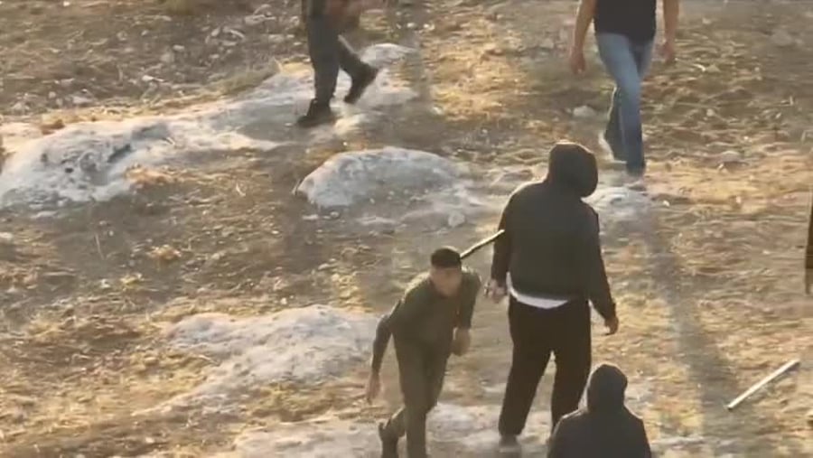 אנרכיסטים וערבים מיידים אבנים