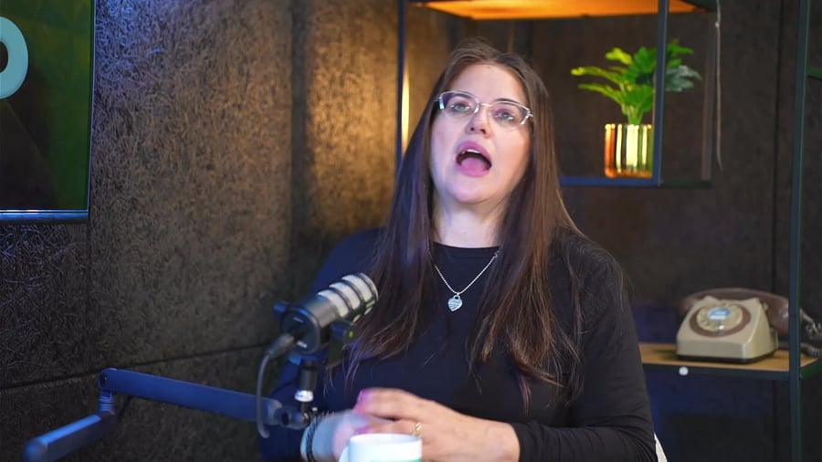 הפודקאסט עם שרה פכטר.