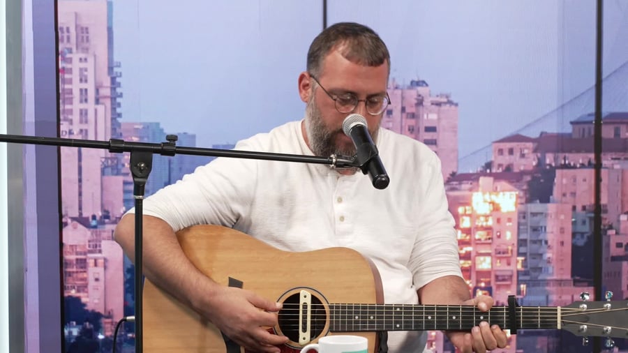 איתי ברמן באולפן סרוגים.