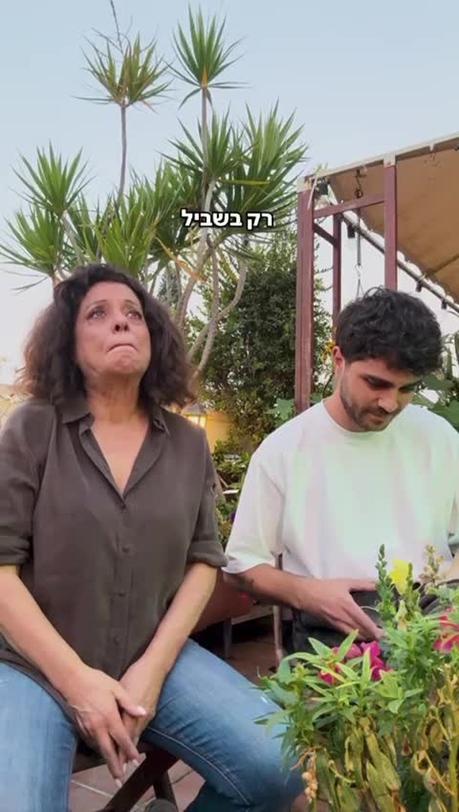 יובל משמיע לאימו את השיר שכתב עליה. (באדיבות יח"צ)