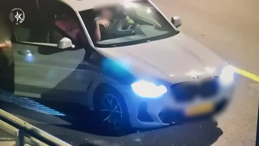 החשוד אוסף את השב"חים (צילום: דוברות המשטרה)