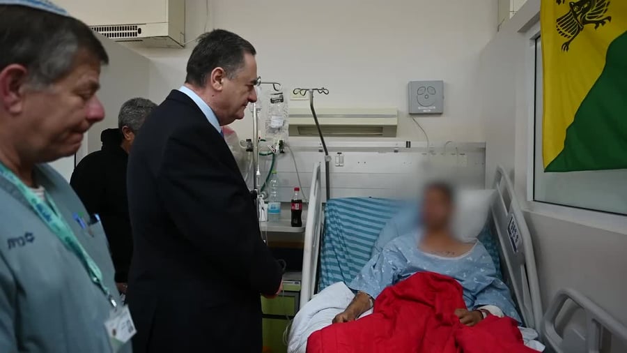 כץ מבקר את הפצועים בסורוקה