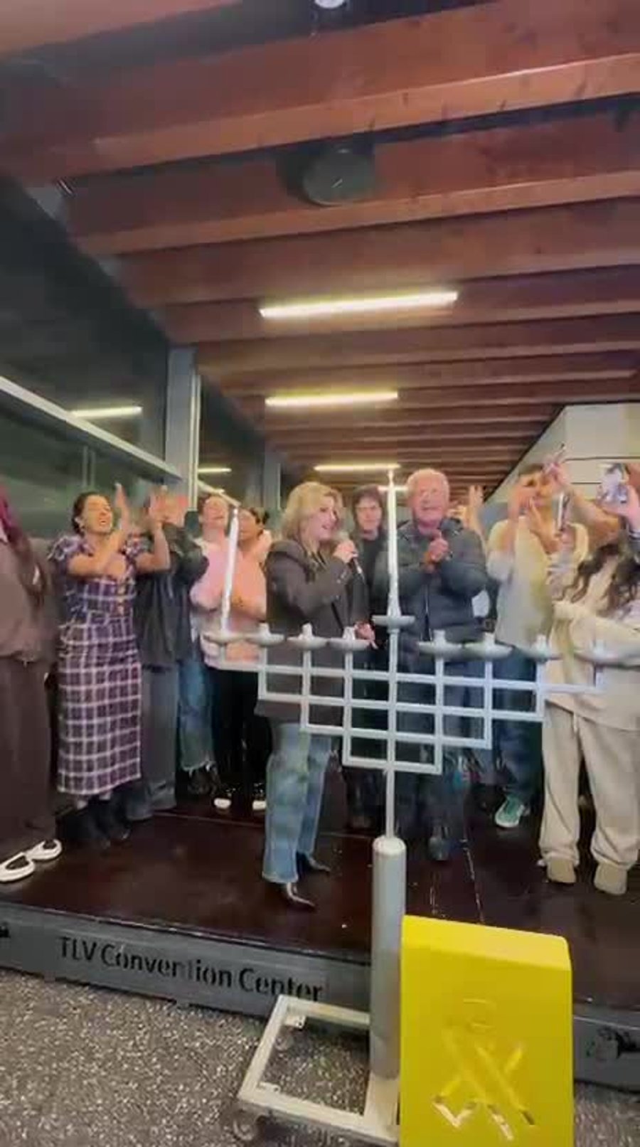 כוכבי הפסטיגל בהדלקת נרות חנוכה (צילום יח"צ)