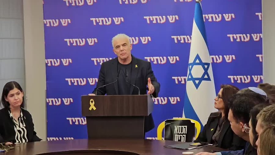 לפיד עונה לשאלות כתבים