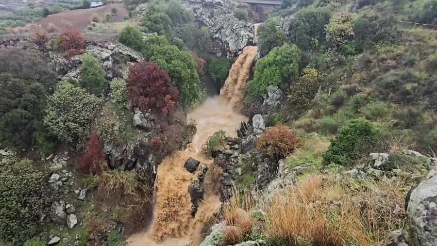 מפל סער זורם בעצמה