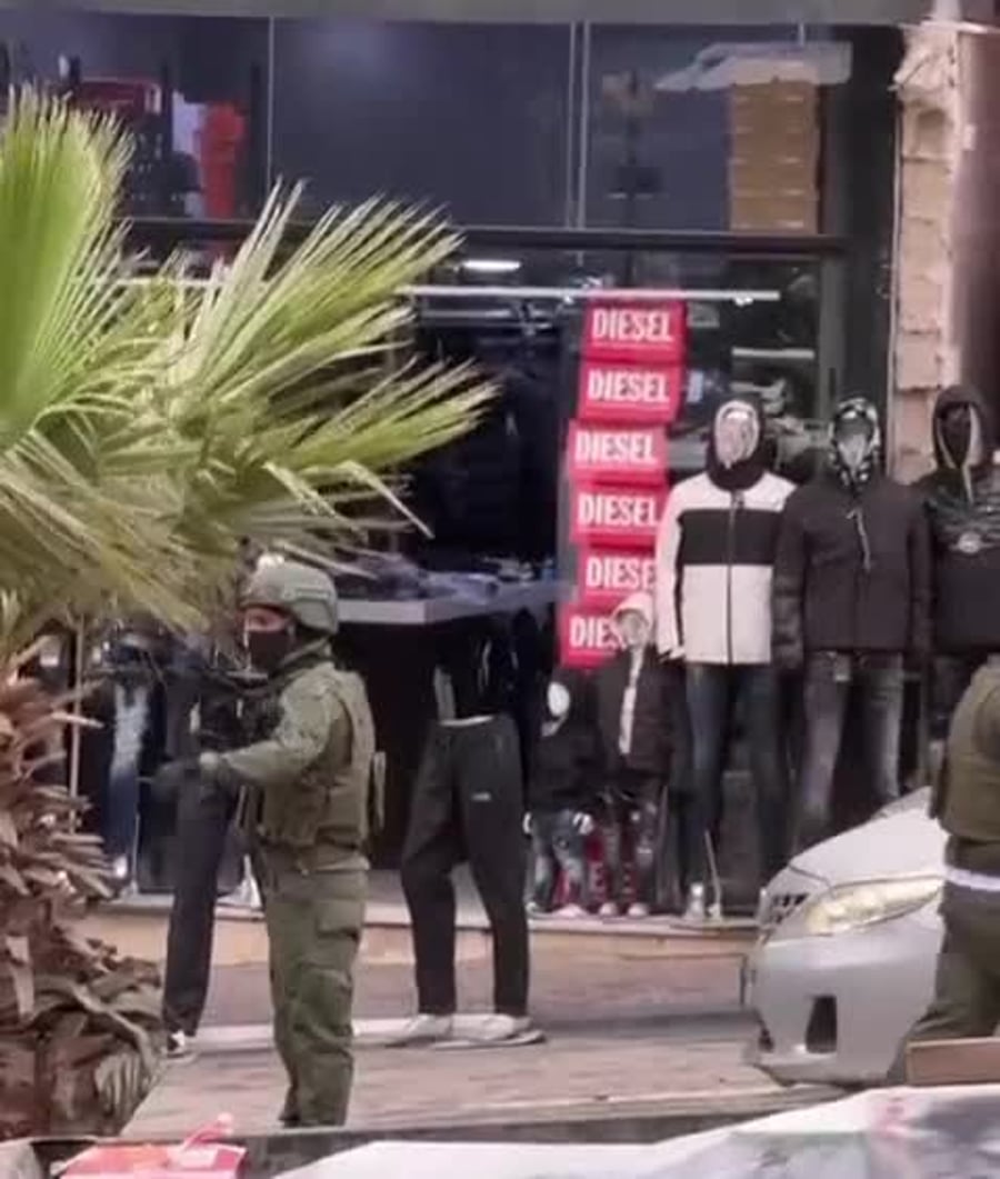 תיעוד של בדואים מחופשים לחיילים ליד חברון (צילום: מתוך רשתות ערביות)