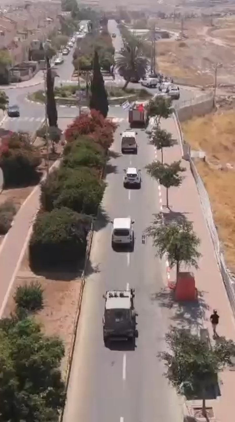 תושבי גבע בנימין-אדם מלווים בדגלי ישראל את משפחת חבשוש