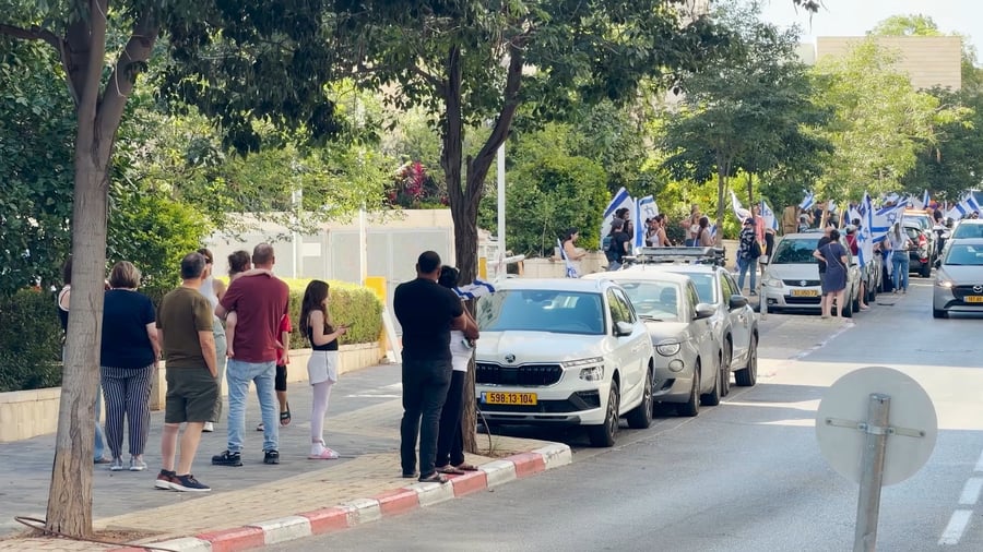 מאות מלווים במסע הלוויה