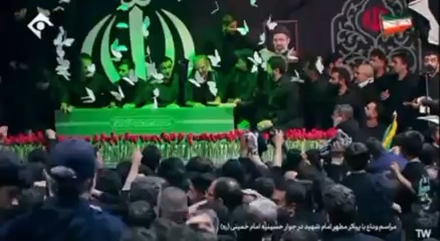 עשרות פעילי משמרות המהפכה ליד ארונו של חמינאי