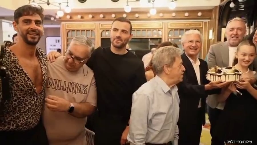 רגע מרגש בפרמיירה: כוכבי "חינה אמריקאית" הפתיעו את ניסים סרוסי כששרו יחד את "אשליות"