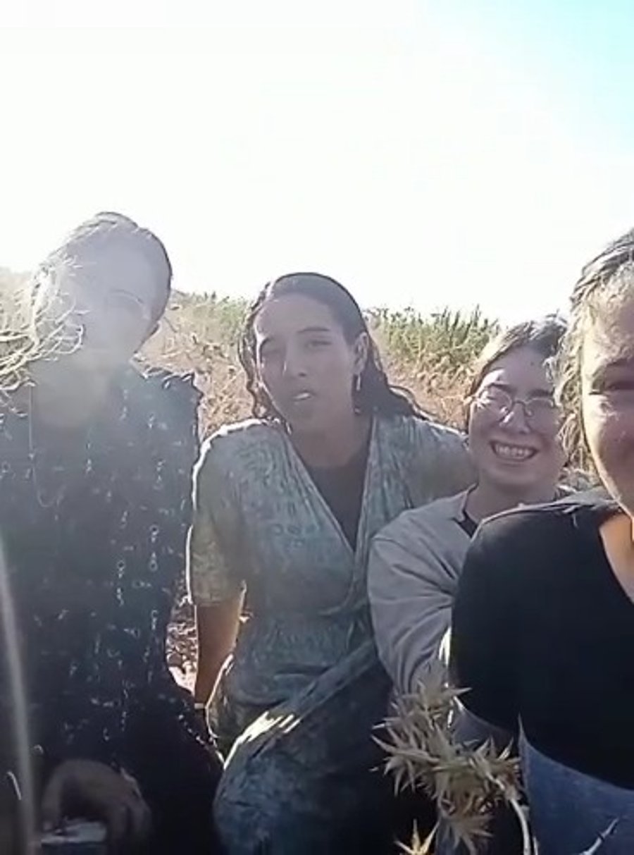 הנערות שחצו ללבנון
