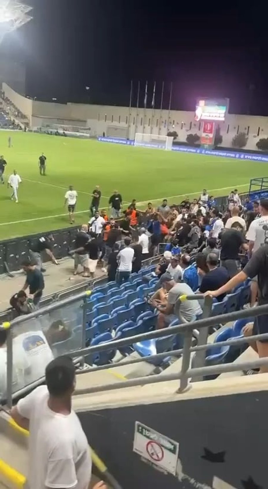 מכות בין אוהדים למאבטחים