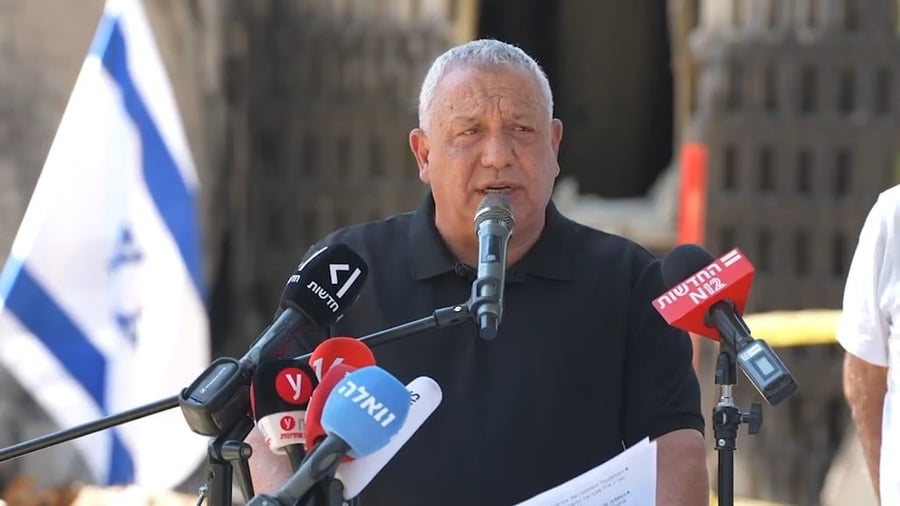 איזנקוט בנחל עוז מציג את עיקרי ועדת החקירה הממלכתית