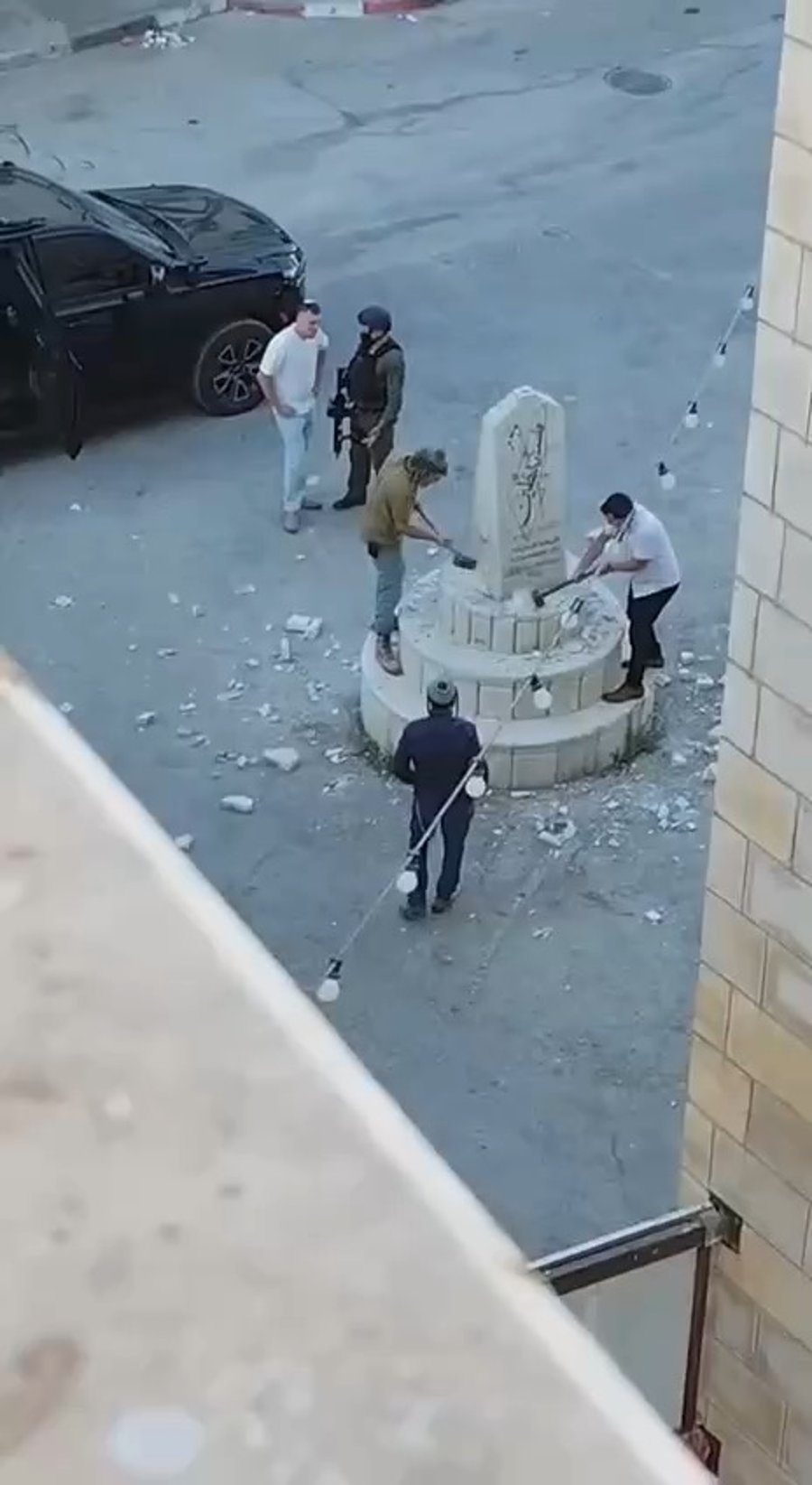 צבי סוכות מנפץ את האנדרטה 