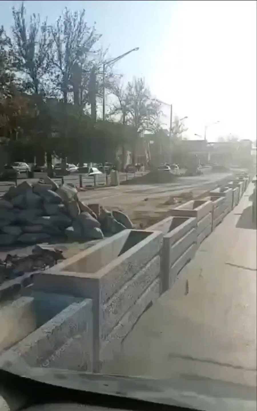 שקי חול ומחסומי אבן ברחובות המרכזיים