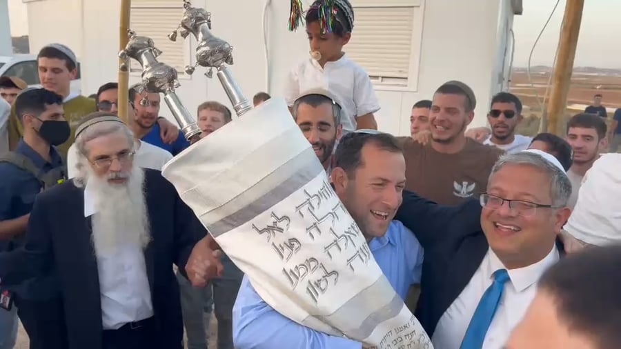 הכנסת ספר תורה בישיבה